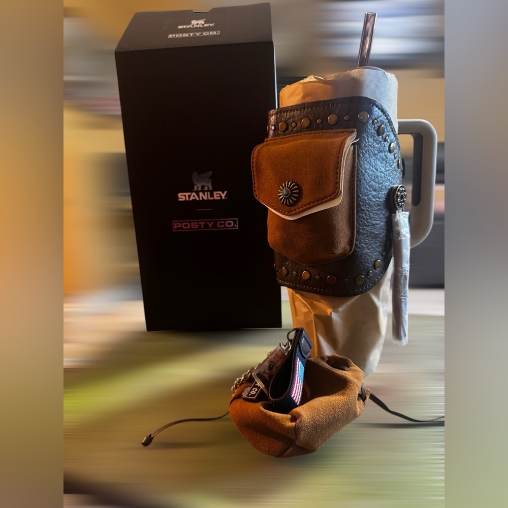 Post Malone x Stanley Quencher H2.0 FlowState
Tumbler w/ Pouch Belt IN HAND